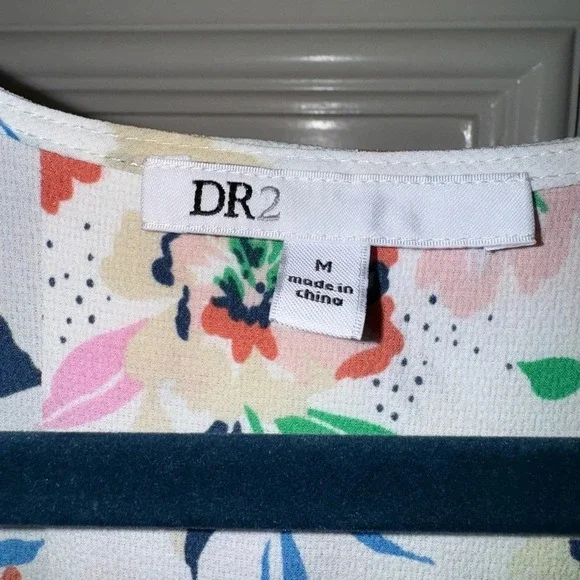 DR2 Daniel Rainn - cream  floral v-neck pleated front cap sleeves top, S… - Picture 3 of 7